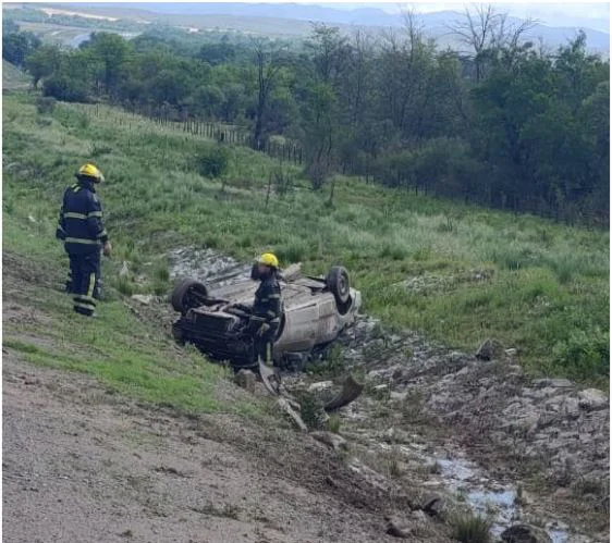 Una mujer perdió el control del vehículo cerca del retorno a Dique Chico y terminó dentro del canal de la banquina. Viajaba con dos adolescentes, quienes fueron trasladados al Hospital de Alta Gracia.