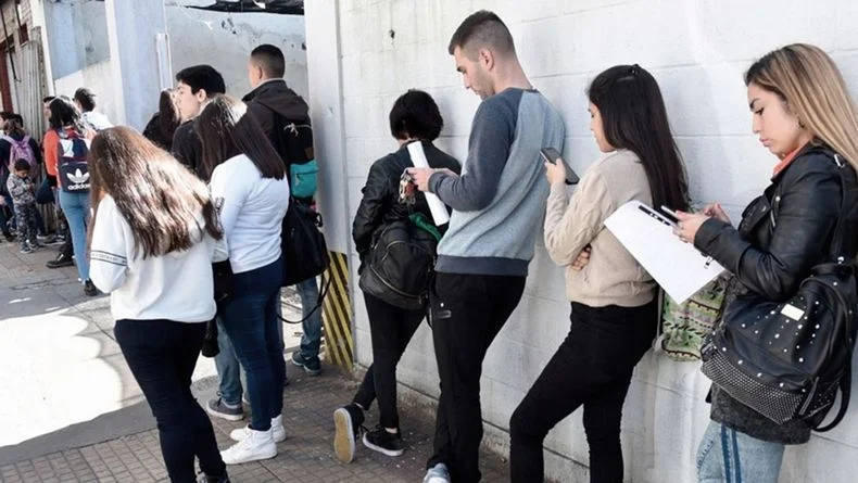 fila-buscar-empleo-trabajo-desocupados-jovenes