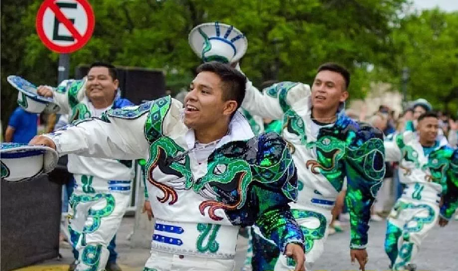 colectividades bolivia desfile