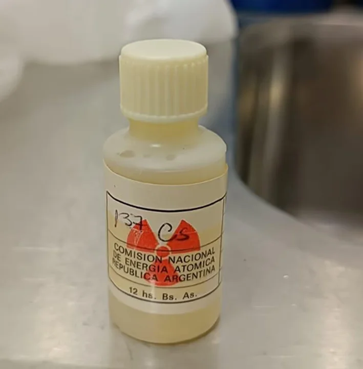 cápsula con material radiactivo