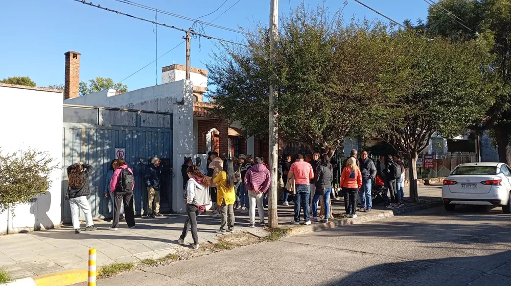 8 de Agosto, reunidos frente al ejecutivo municipal